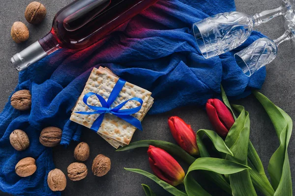 Bovenaanzicht Van Rode Tulpen Wijn Matza Tafel Pesah Viering Concept — Stockfoto