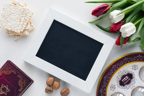 Bovenaanzicht Van Traditionele Boek Met Tekst Hebreeuws Schoolbord Witte Tafel — Stockfoto