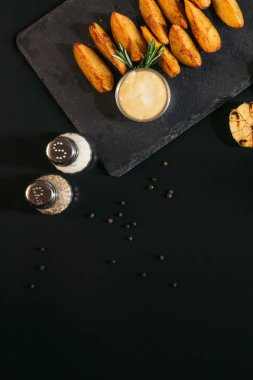 siyah baharatlar, fırında patates sos ve ızgara sarımsak ile Üstten Görünüm