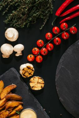 siyah fırında patates, sos ve sebze Üstten Görünüm