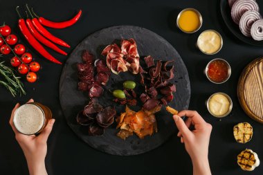 atış gurme zanaat et yeme ve siyah bira içme kişinin kırpılmış