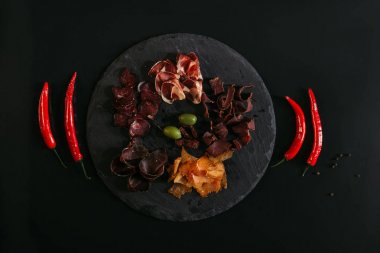 kayrak kurulu ve biber Siyah Zeytin ile çeşitli gurme etin Üstten Görünüm