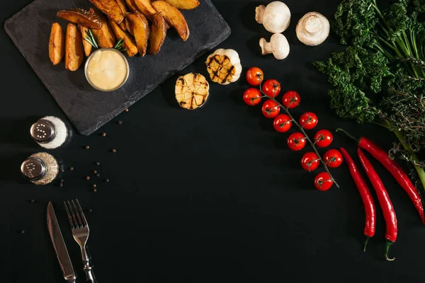 ブラック ソース スパイスと野菜のおいしい焼きたてのジャガイモの上から見る — ストック写真