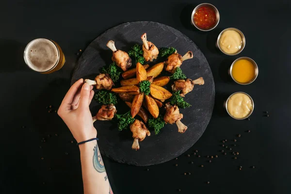 Potret Orang Makan Ayam Panggang Lezat Dengan Kentang Dan Berbagai — Stok Foto
