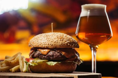 lezzetli sığır eti burger patates kızartması ve bardak bira 