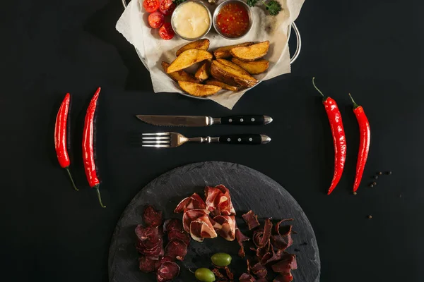 Вид Запеченный Картофель Соусами Перцем Чили Вилкой Ножом Разнообразным Мясом — стоковое фото
