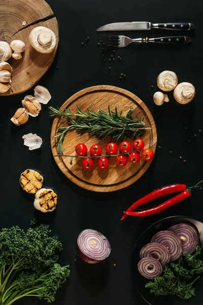 Vista Superior Verduras Hierbas Frescas Ajo Parrilla Tenedor Con Cuchillo — Foto de Stock