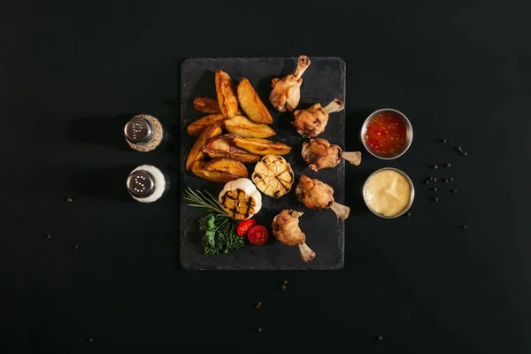 Deliciosas Batatas Assadas Com Frango Alho Grelhado Tábua Ardósia Com — Fotografia de Stock