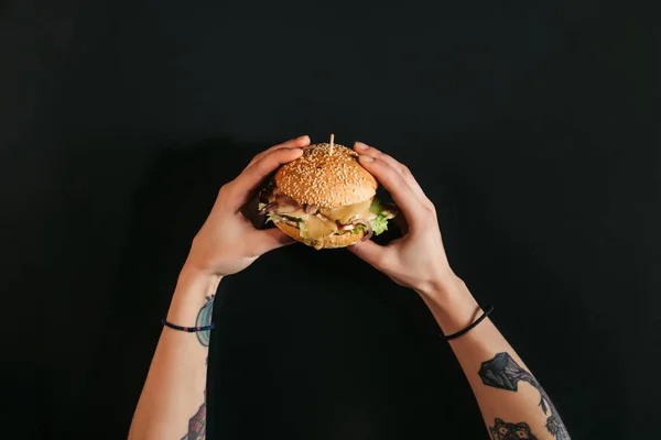 Kezét Gazdaságot Törökországgal Zöldségfélék Ízletes Burger Fekete Tetoválás Részleges Felülnézet — Stock Fotó