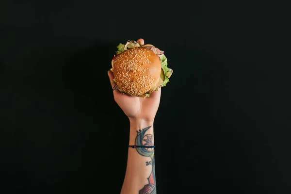 顶部的手与纹身持有美味的汉堡火鸡黑色 — 图库照片