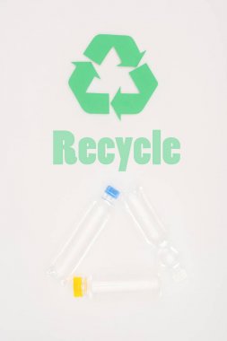 Beyaz plastik şişe geri dönüşüm işareti ile Üstten Görünüm