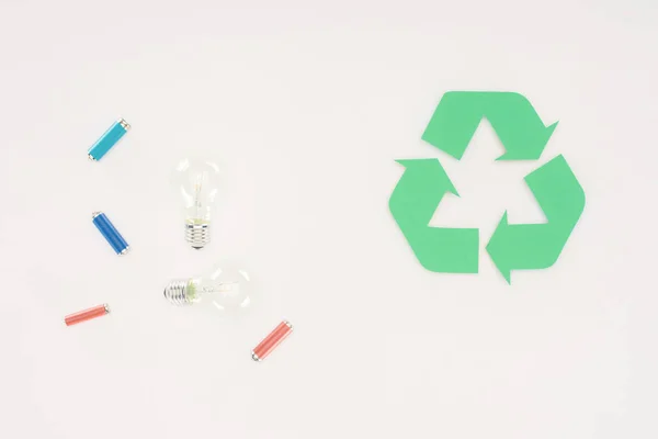 電球と電池リサイクルの平面図はサインオン ホワイト  — 無料ストックフォト