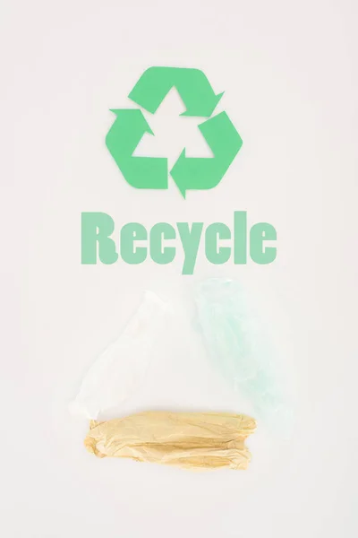 Вид Зверху Пластикових Пакетів Знаком Переробки Білому — Безкоштовне стокове фото