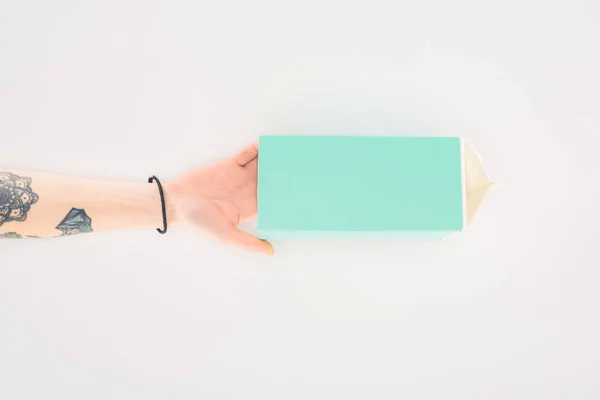 Abgeschnittene Aufnahme Einer Frau Mit Milchpackung Aus Pappe Isoliert Auf — Stockfoto