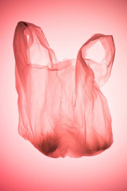 pastel pembe tonda ışık altında şeffaf plastik torba
