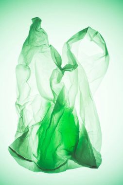 renkli tonda ışık altında şişe siluetleri ile şeffaf plastik torba