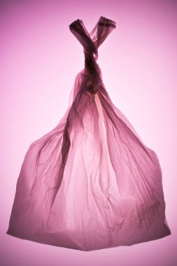 pembe tonda ışık altında şeffaf plastik torba bağladılar