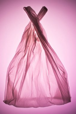 pembe tonda ışık altında buruşuk şeffaf plastik torba