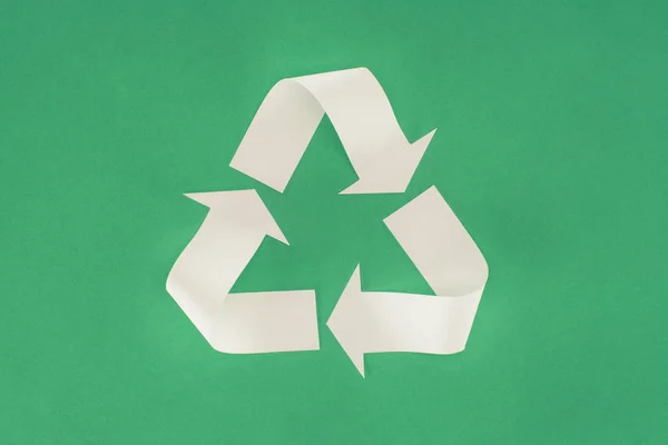白色箭头的顶部视图在绿色上回收标志 — 图库照片