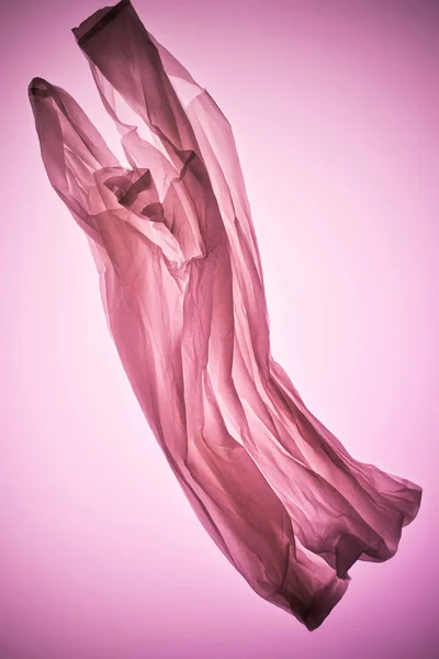 Composition Avec Sac Plastique Transparent Froissé Sous Lumière Rose — Photo