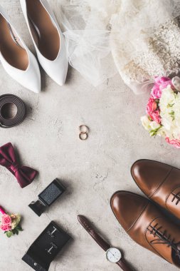 gri masa üzerinde düğün aksesuarları ve Yüzüklerin Üstten Görünüm