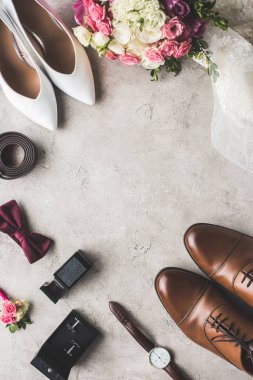 Düğün aksesuarları en iyi görünümü gri masa üzerinde