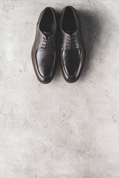 Vista Superior Par Zapatos Negros Superficie Gris — Foto de Stock