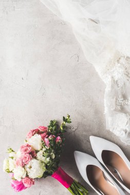 gri yüzeyi düğün elbise, Ayakkabı ve buket Üstten Görünüm