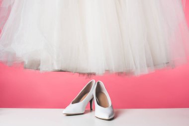Çift beyaz ayakkabı ve pink izole gelinlik