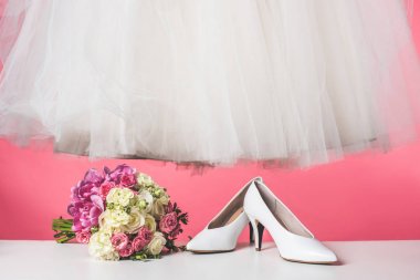 çift ayakkabı, düğün buketi ve beyaz elbise pink izole