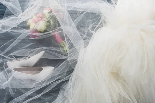 Draufsicht Auf Paar Schuhe Brautkleid Und Strauß Auf Dunkelblauer Holztischplatte — Stockfoto