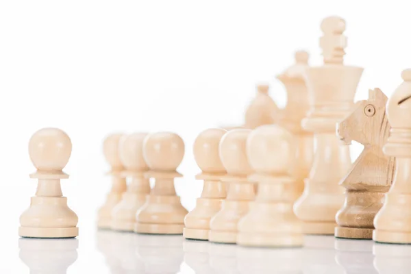 Bílé Dřevěné Šachové Figury Bílém — Stock fotografie