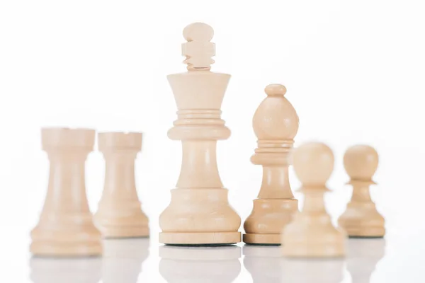Белые Деревянные Шахматные Фигуры Белой Отражающей Поверхности — стоковое фото