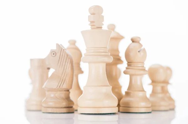 Белый Деревянный Шахматный Король Рыцарем Слоном Бокам Белом — стоковое фото