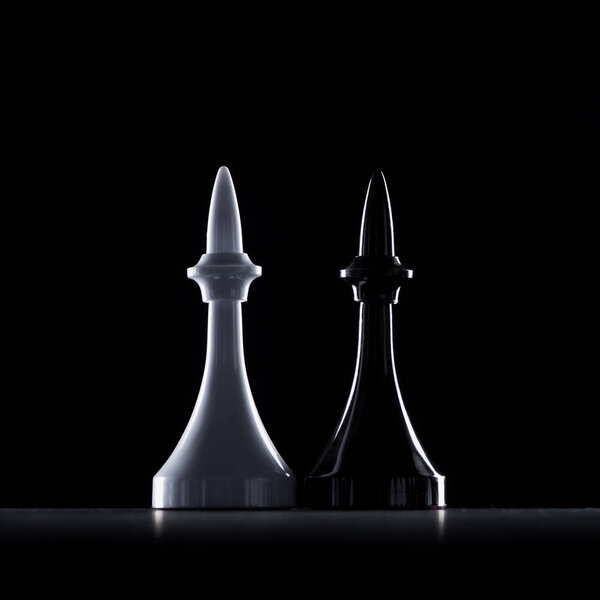 Силуэты белых и черных шахматных епископов, изолированные по черной, бизнес-концепции
