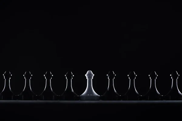 Силуэты Черно Белых Шахматных Пешек Изолированных Черном Бизнес Концепция — стоковое фото