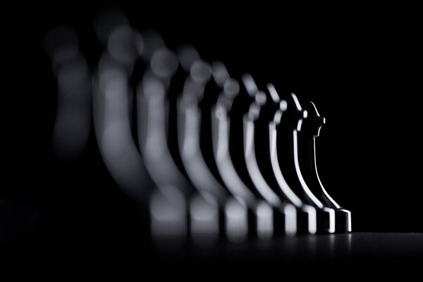 Силуэты ряда шахматных пешек, изолированных по черной, бизнес-концепции
