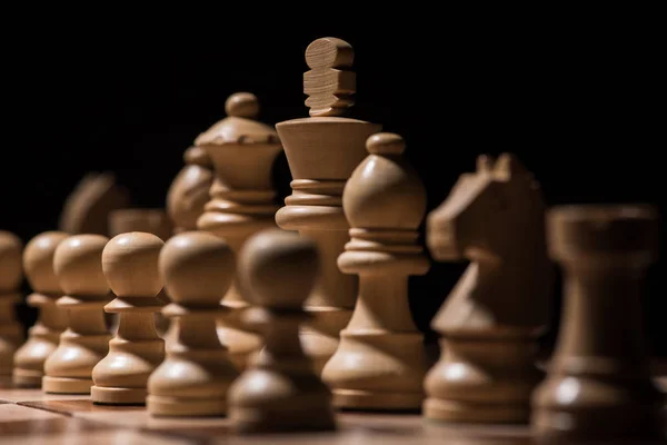 Заказать Белые Деревянные Шахматные Фигуры Шахматной Доске Изолированные Черной Бизнес — стоковое фото