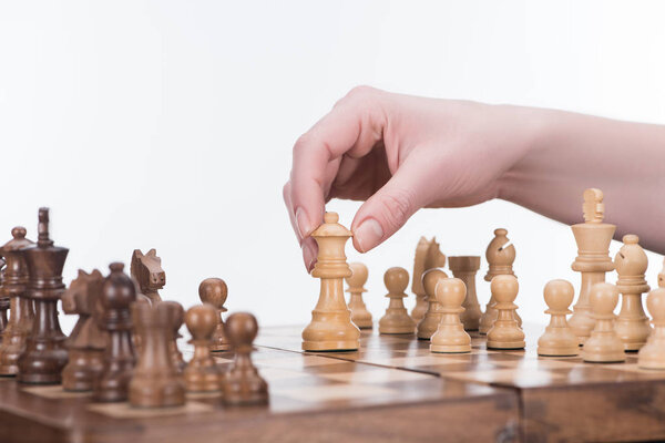 обрезанный образ предпринимательницы, играющей в шахматы изолированы на белом, бизнес-концепции
