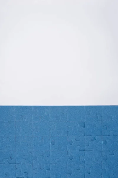 Draufsicht Auf Blau Zusammengesetzte Puzzles Isoliert Auf Weiß Geschäftskonzept — Stockfoto