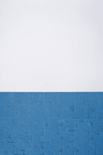 вид на голубые собранные головоломки, изолированные на белом, бизнес-концепция
