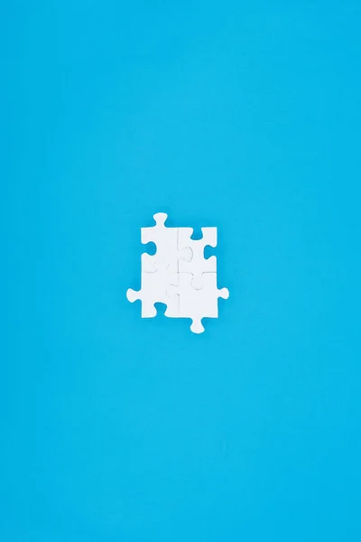 Ansicht Von Oben Zusammengesetzte Weiße Puzzles Isoliert Auf Blauem Grund — Stockfoto