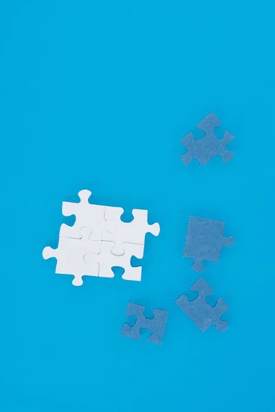 Vista Superior Los Puzzles Blanco Azul Aislado Azul Concepto Negocio — Foto de Stock