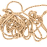 Bovenaanzicht van bruin mariene touwen geïsoleerd op wit