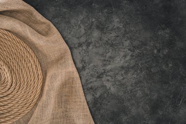 karanlık beton masa üstünde çul yuvarlağına düzenlenen kahverengi deniz ip Üstten Görünüm