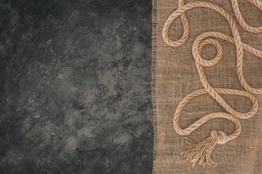 görücü usulü kahverengi deniz ip üstten görünüm üzerinde çul karanlık beton masa üzerinde