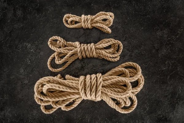 Top View Arrangement Tied Brown Marine Ropes Dark Concrete Surface — Free Stock Photo