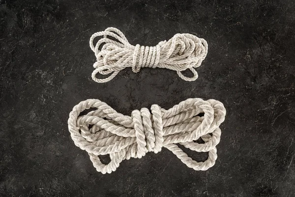 Top View Arranged Tied White Marine Ropes Dark Concrete Tabletop — Stock Photo, Image