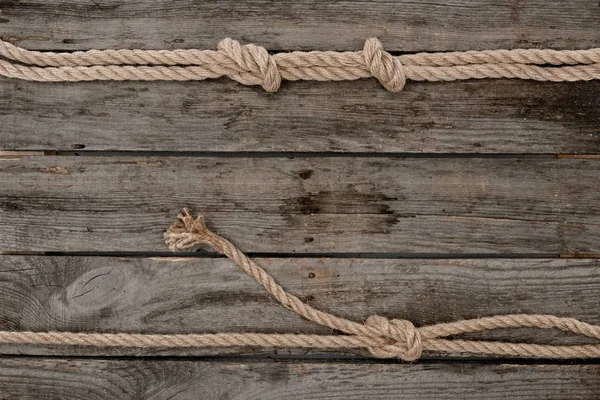 Vlakke Leggen Met Mariene Touwen Met Knopen Grunge Houten Tafelblad — Gratis stockfoto