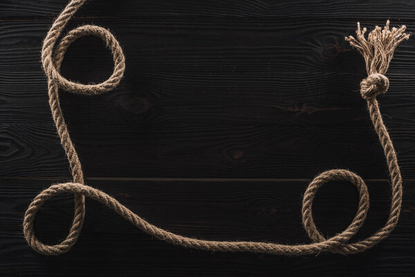 Vista Superior Cuerda Náutica Marrón Con Nudo Superficie Madera Oscura — Foto de Stock